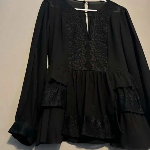 Elegant Black Lace Blouse - Picture 2 of 4